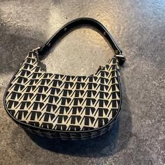 حقائب حمل وحقائب اليد، كما تم الإبلاغ عنه بواسطة Gemeente Amsterdam عبر iLost