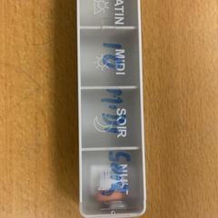 Caixa de medicamentos, segundo informou Inntel Hotels Amsterdam Centre usando iLost