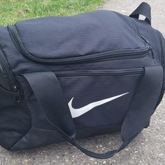 Zwarte nike tas, jak bylo nahlášeno na iLost