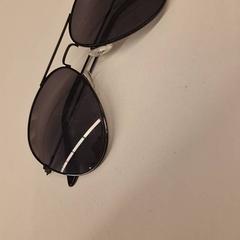 Gafas de sol, segundo informou HvA Amstelcampus usando iLost