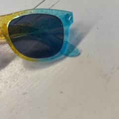 Gafas de sol, segundo informou GVB usando iLost