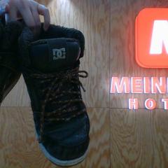 Sneakers Brown (DC), a été signalé par MEININGER Hotel Innsbruck Zentrum utilisant iLost