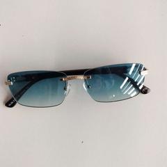 Des lunettes de soleil, a été signalé par Twisto utilisant iLost