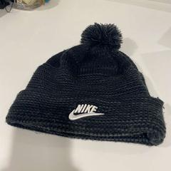 Kapelu Knitted Nike hat, gisa salatu by TU/e - Receptie Atlas iLost erabiliz