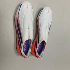 의류 - voetbalschoenen, iLost를 사용하여 Regio West-Vlaanderen에 보고됨