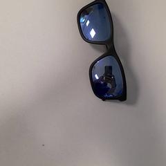 Des lunettes de soleil, a été signalé par Dolfinarium utilisant iLost