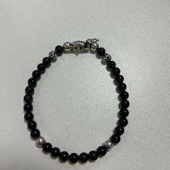 Armbandje zwarte en zilveren kraaltjes, come riportato a iLost