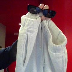 Eguzkitako betaurrekoak & Prakak Grey pants and black sunglasses, gisa salatu by MEININGER Hotel Roma Termini iLost erabiliz