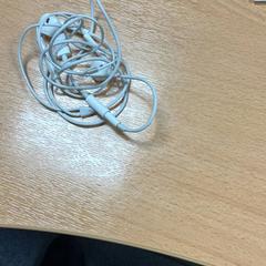 Auriculares Ear, segundo informou Sheraton Brussels Airport Hotel usando iLost