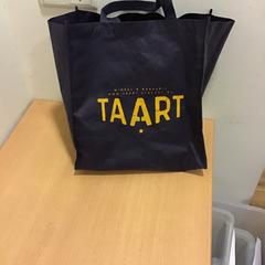 Bolsa tote, segundo informou Qbuzz U-OV usando iLost