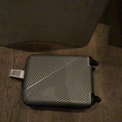 Koffer, gemeldet von Van der Valk Hotel Amsterdam Zuidas über iLost