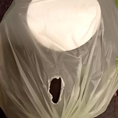 Zak met kleding がiLostで Mövenpick Hotel Amsterdam City Centre によって報告されました