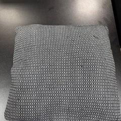Pillow Black & White, as reported by Van der Valk Duiven bij Arnhem A12 using iLost