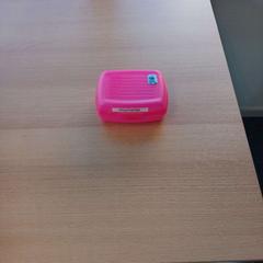 Caja de almacenaje roze, ha sido reportado por UVO Vervoer con iLost