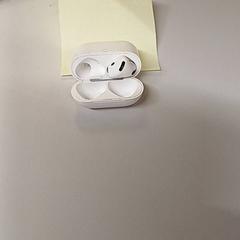 Fülhallgató & Fejhallgató tok Wit, amint azt Heidelberglaan 7 az iLost segítségével jelentette.