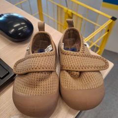 Chaussure pour enfants marron à scratch, som rapportert av IKEA Marseille La Valentine ved bruk av iLost