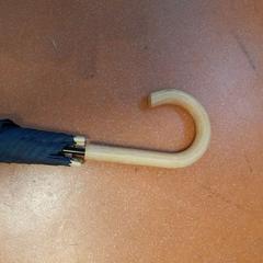 Ombrello bleu marine, come riportato da TCL utilizzando iLost