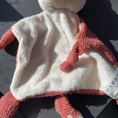 Knuffel Vos, amint azt Burgers' Zoo az iLost segítségével jelentette.