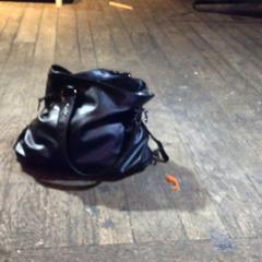 Saco Zwart leer, como reportado por De Heeren van Aemstel utilizando o iLost