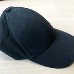 衣類 - Zwarte pet がiLostで Regio Limburg - Leuven によって報告されました