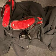 Jakke and flip flops, som rapportert av Ramada by Wyndham Amsterdam Airport Schiphol ved bruk av iLost