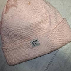 Beanie roze, gemeldet von Qbuzz DMG über iLost