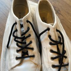 Sko Baskets blanches, rapporterat av MEININGER Hotel Marseille Centre la Joliette med iLost