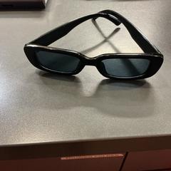 Ulleres de sol sunglasde, segons ha informat MEININGER Hotel Bordeaux Gare Saint-Jean mitjançant iLost