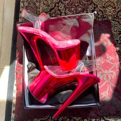 Pink tote bag with pink heels inside, jak zgłoszono do iLost