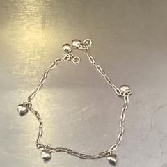 Armband, gemeldet von MEININGER Hotel Berlin Alexanderplatz über iLost