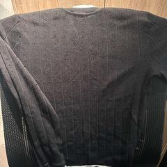 Zwarte longsleeve, amint azt Van der Valk Hotel Assen az iLost segítségével jelentette.