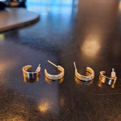 Náušnice Golden, jak nahlášeno Hotel V Frederiksplein pomocí iLost