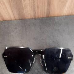 Occhiali da sole, come riportato da Rotterdam The Hague Airport utilizzando iLost