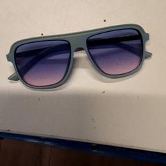 Gafas de sol, segundo informou Qbuzz ZHN usando iLost