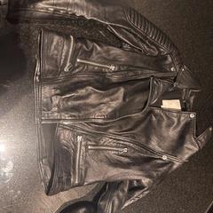 Kožený kabát leer, jak nahlášeno Hotel Van der Valk Harderwijk op de Veluwe pomocí iLost