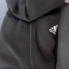Svetr Zwart Adidas, jak nahlášeno Qbuzz servicepunt  Emmen pomocí iLost