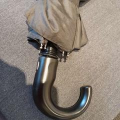 Parapluie pliant noir, a été signalé par TCL utilisant iLost