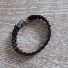 Gevlochten leren armband، كما تم الإبلاغ عنه عبر iLost