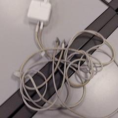 Laptop charger Wit, as reported by Vrije Universiteit Amsterdam using iLost