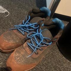 Shoe blauw met bruin, as reported by Haven Hotel Rotterdam using iLost