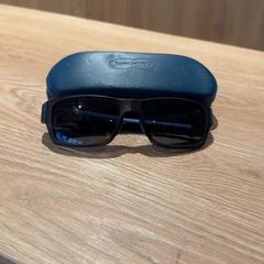 Occhiali da sole Black and blue, come riportato da Van der Valk Hotel Eindhoven - Best utilizzando iLost