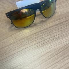 Ulleres de sol, segons ha informat Pathé Arnhem mitjançant iLost