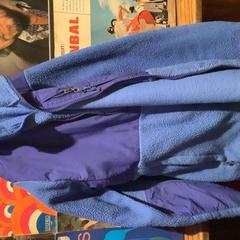 سترة Blauw fleece، كما تم الإبلاغ عنه بواسطة Café Leentje عبر iLost