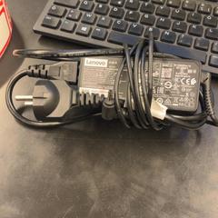 Cargador de portátil lenovo-oplader, segundo informou Universiteit Gent - Faculteitsbibliotheek LW usando iLost