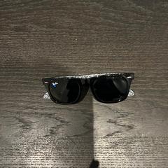 Occhiali da sole, come riportato da Van der Valk Hotel Amsterdam-Amstel utilizzando iLost