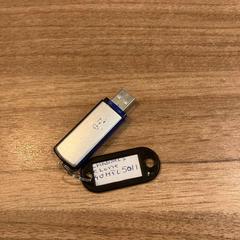 Pen USB, como reportado por Amsterdam ID Aparthotel utilizando o iLost