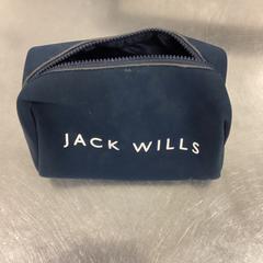 Beauty-case, a été signalé par MEININGER Hotel Berlin Alexanderplatz utilisant iLost