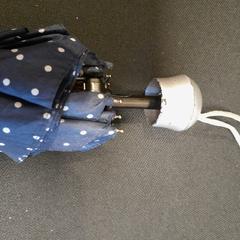 Ombrello pieghevole bleu marine à pois, come riportato da TCL utilizzando iLost