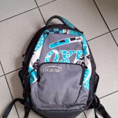 Zaino "OXBOW" noir, gris, blanc et bleu, come riportato da ilévia utilizzando iLost