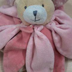 Manteta lapin rose, segons ha informat IKEA Rouen Tourville-La-Rivière mitjançant iLost